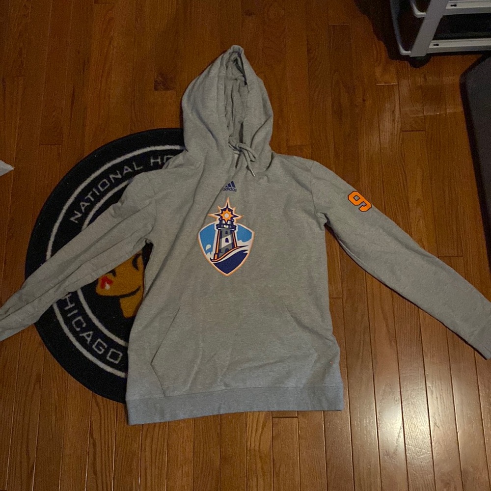 Islanders Hockey Club (MA) pullover hoodie.